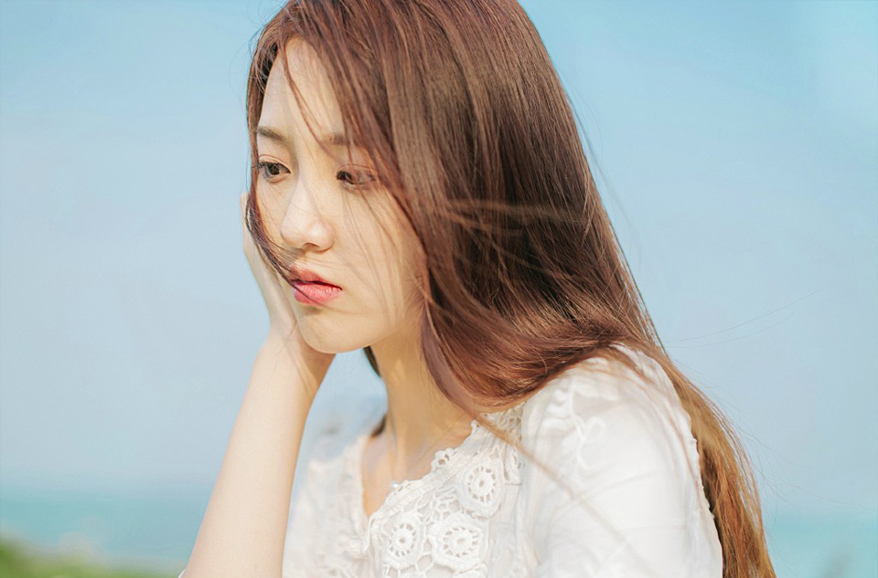 我们人民是非常紧张的，经不起任何的非正面言论，包括玩笑，调侃，意见。就跟一个小孩一样，每次开个玩笑，那边就哭闹半天，大家还真的都怕了你。这和尊敬没有任何关系。——韩寒《杂的文》